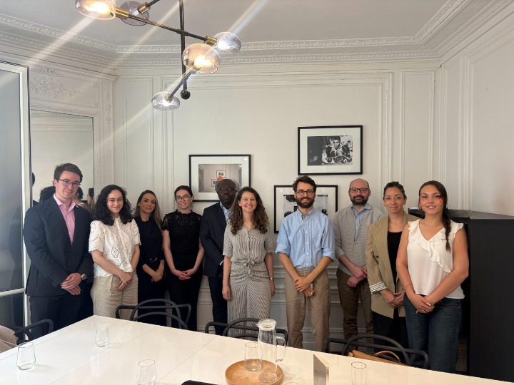 Baptiste Rigaudeau et Anne-Sophie Tonin, associés de Lead up Avocats, avec les étudiants du LLM Contentieux International des Affaires Approfondi de l'UPEC, après le séminaire sur le contentieux minier, Paris, 22 mai 2026.